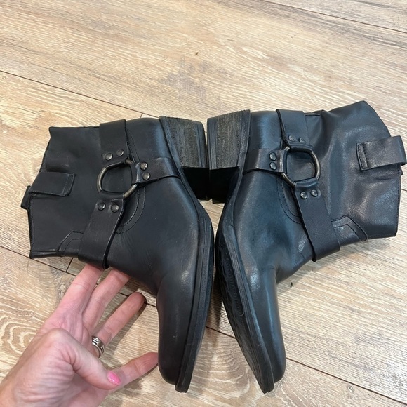 KRBONELL black leather pointy toe buckle boots - Picture 10 of 13